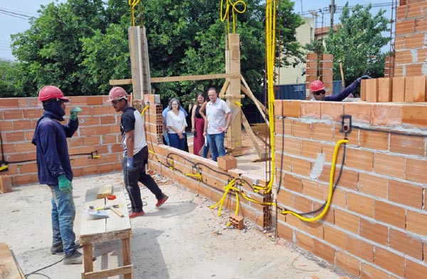Edinho_vistoria_obra_do_CMS_da_Vila_Biagioni_em_outubro_de_2024.jpeg